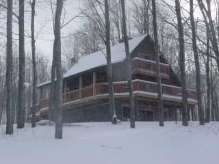 Alpine Snow Cabin with plenty of parking and direct trail access.